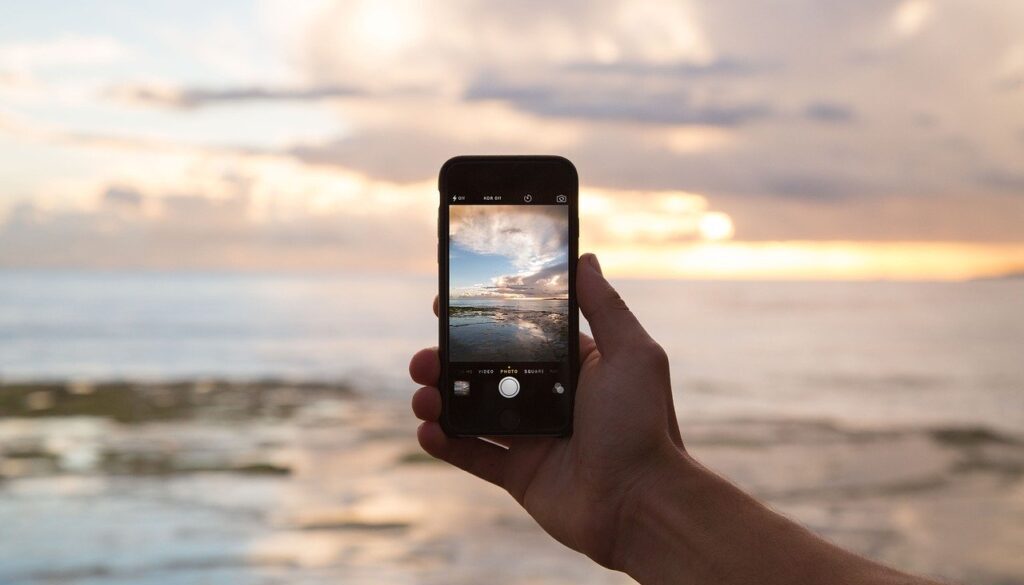 smartphone che riprende paesaggio di mare