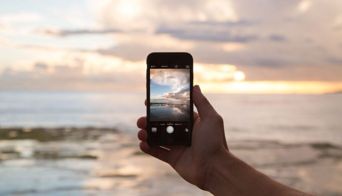 smartphone che riprende paesaggio di mare