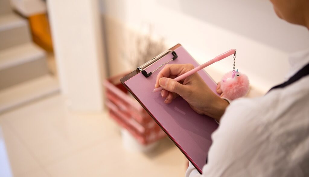 lavoratrice in negozio che prende appunti