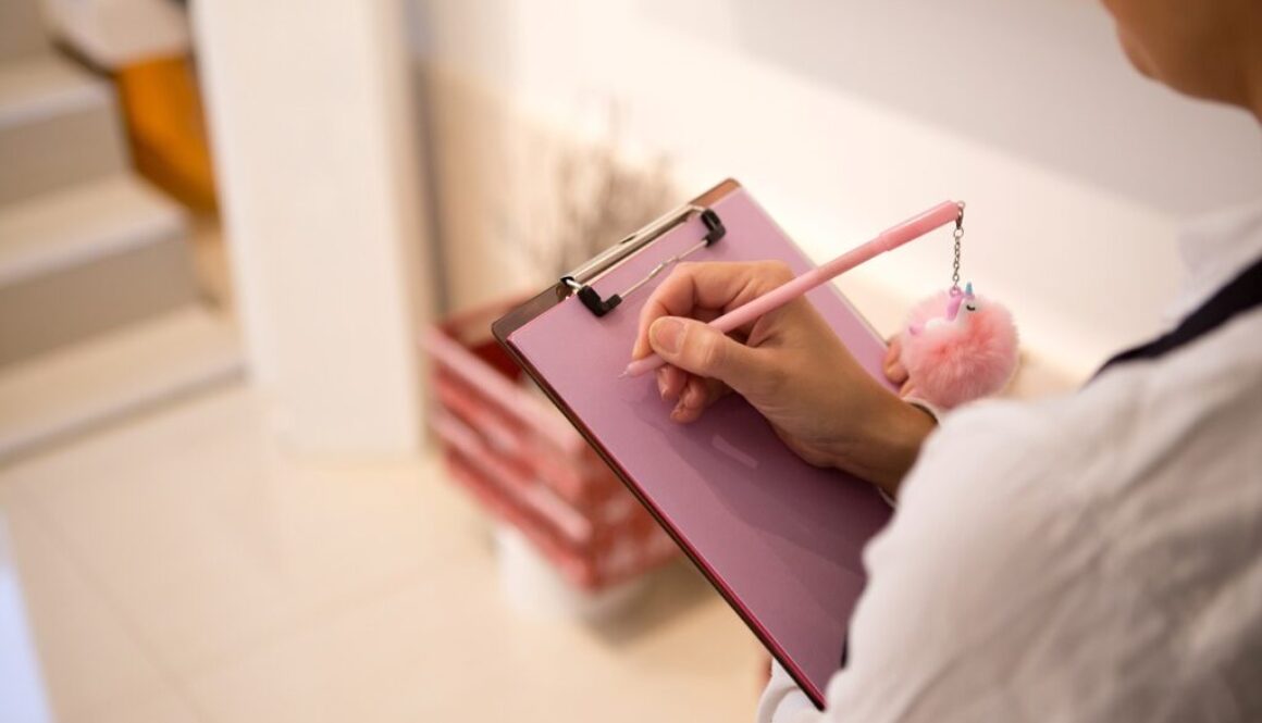 lavoratrice in negozio che prende appunti