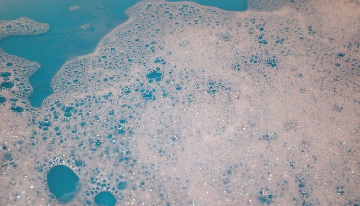 schiuma in acqua da bagno