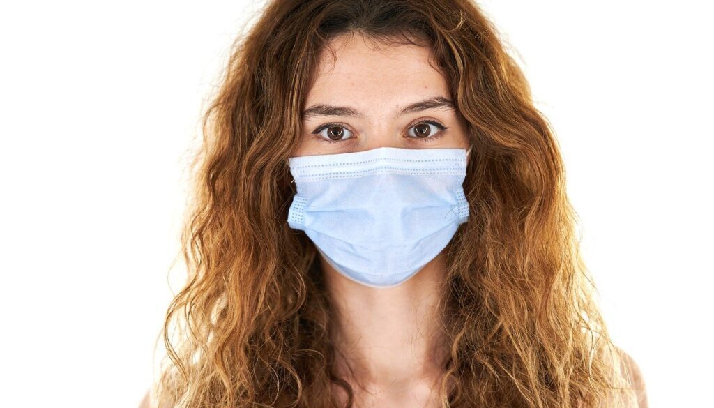 ragazza con mascherina