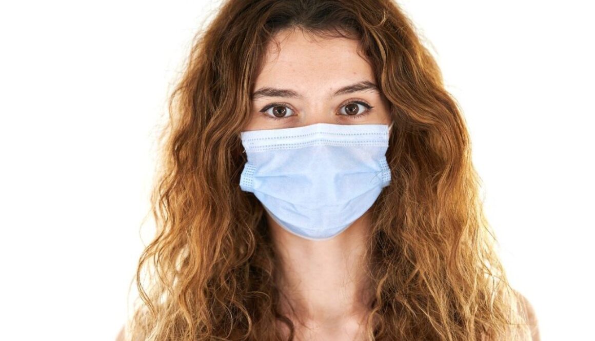 ragazza con mascherina