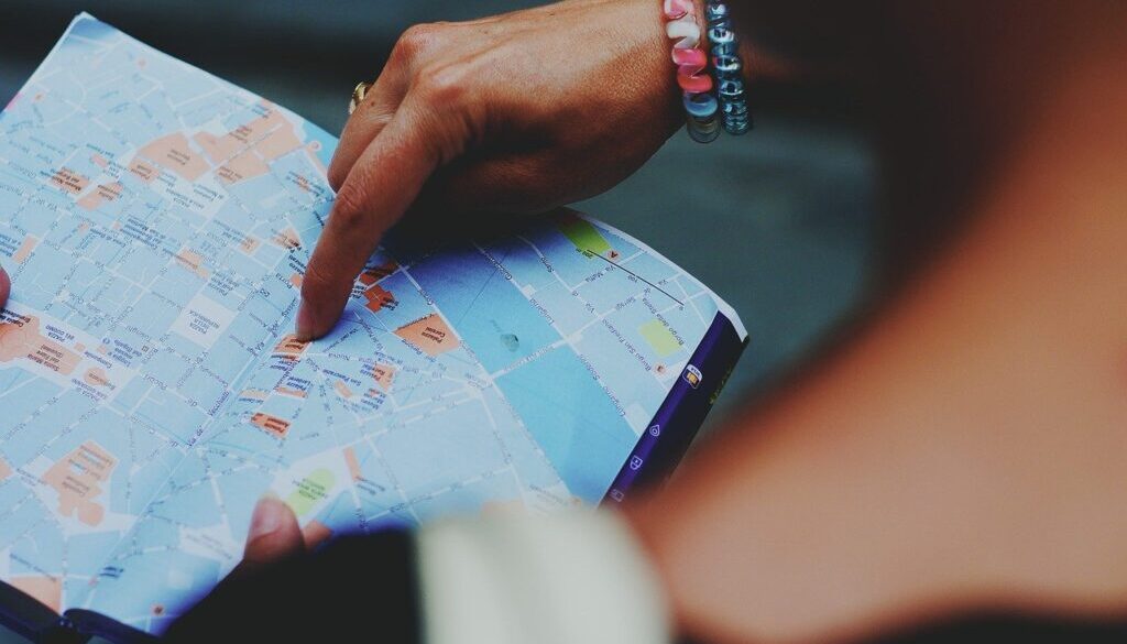 dito che indica punto su mappa