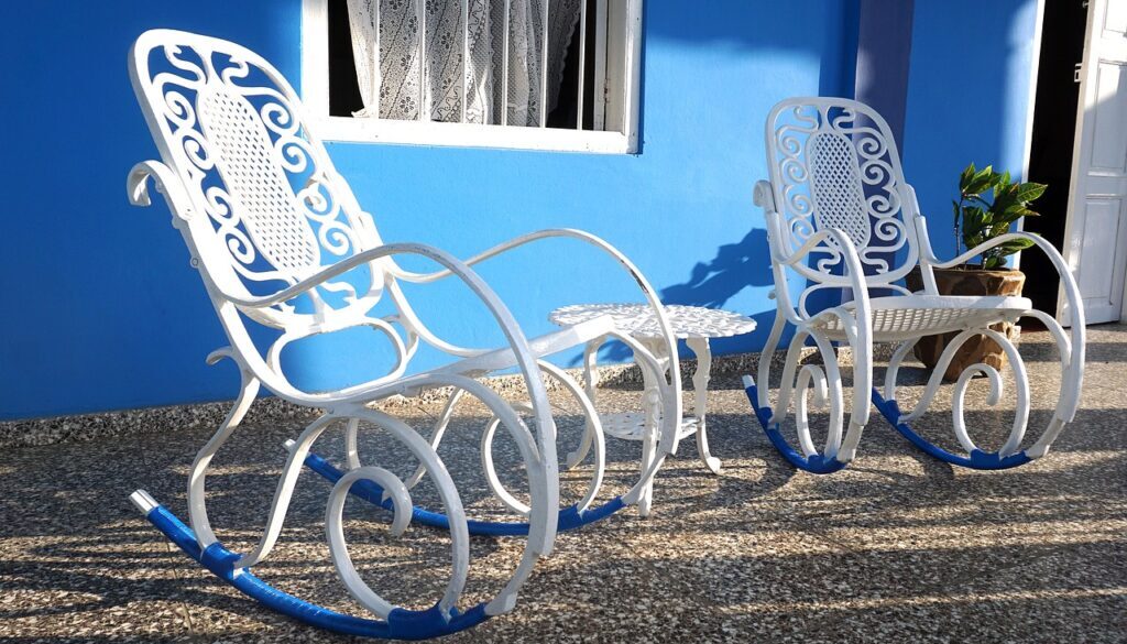 sedie a dondolo bianche e blu su veranda azzurra