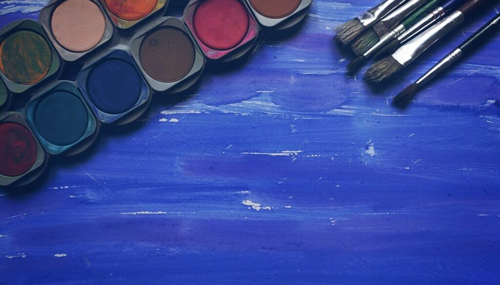 acquerelli su sfondo blu mare