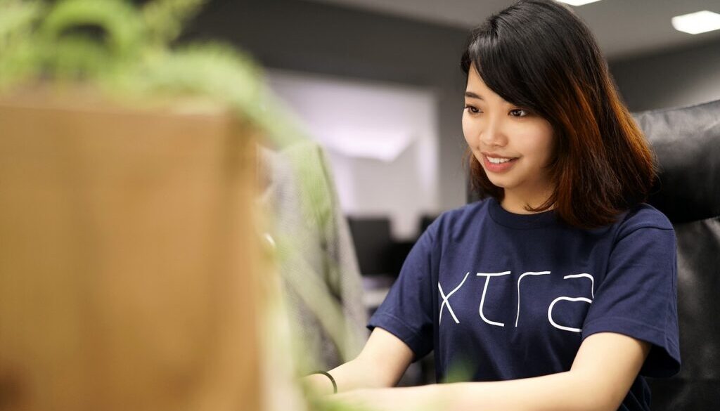 ragazza davanti al pc