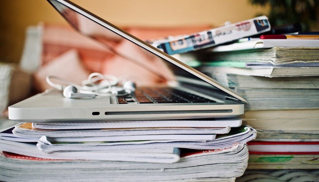 computer portatile, cuffie, quaderni, libri