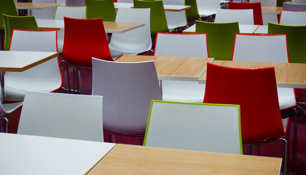 tavoli e sedie colorate in una mensa