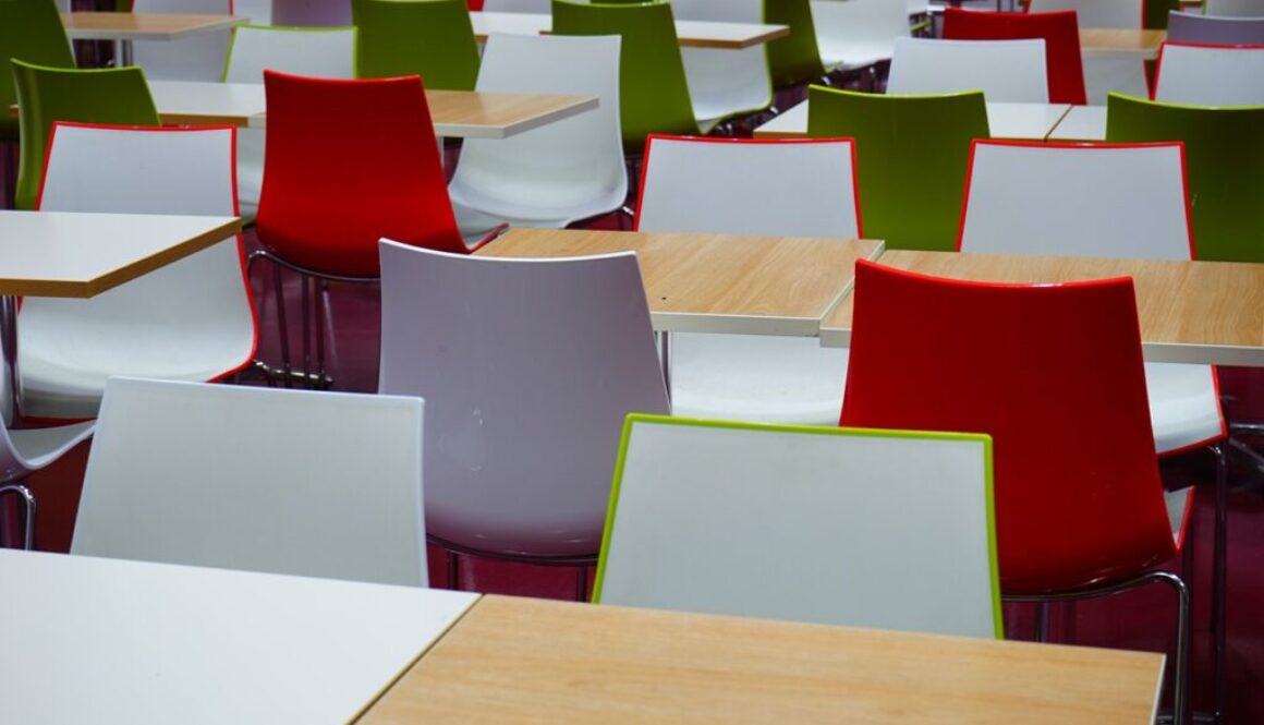 tavoli e sedie colorate in una mensa