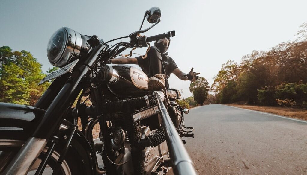 selfie in strada con moto