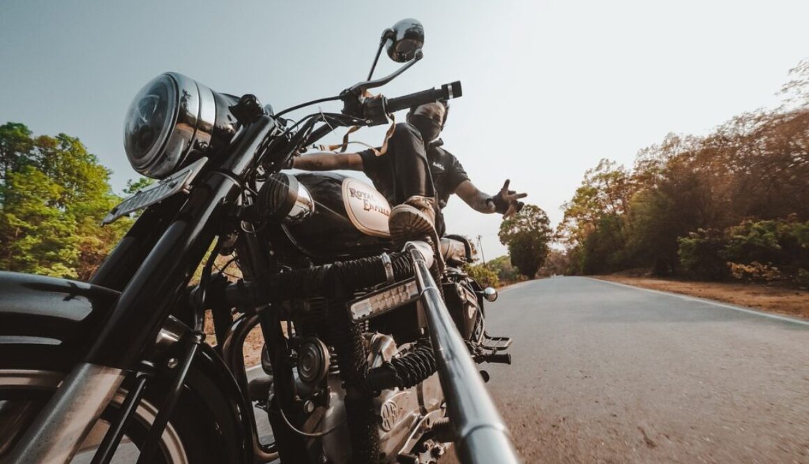 selfie in strada con moto
