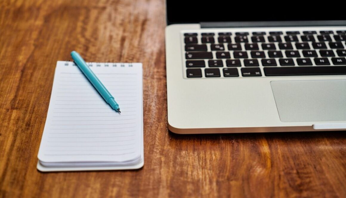 laptop, block notes e penna