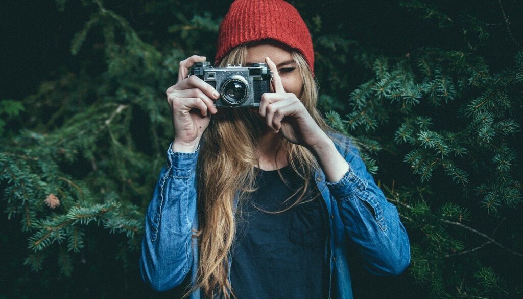 ragazza che fotografa