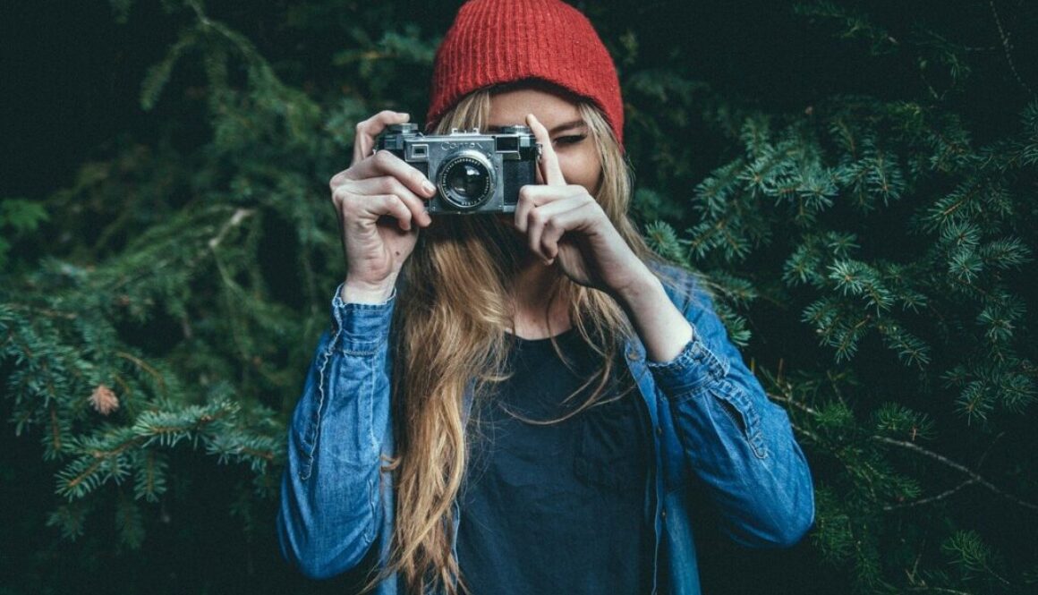 ragazza che fotografa