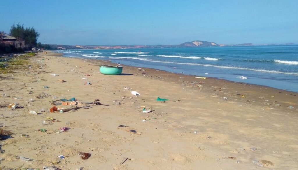 spiaggia con detriti di plastica