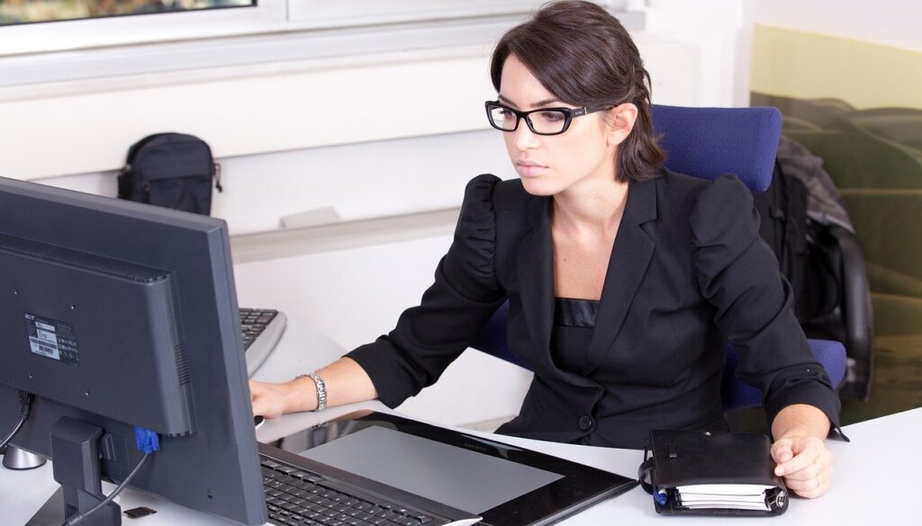 impiegata allascrivania