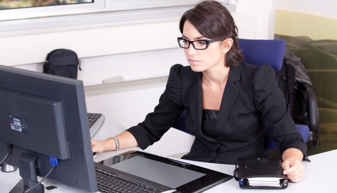 impiegata allascrivania