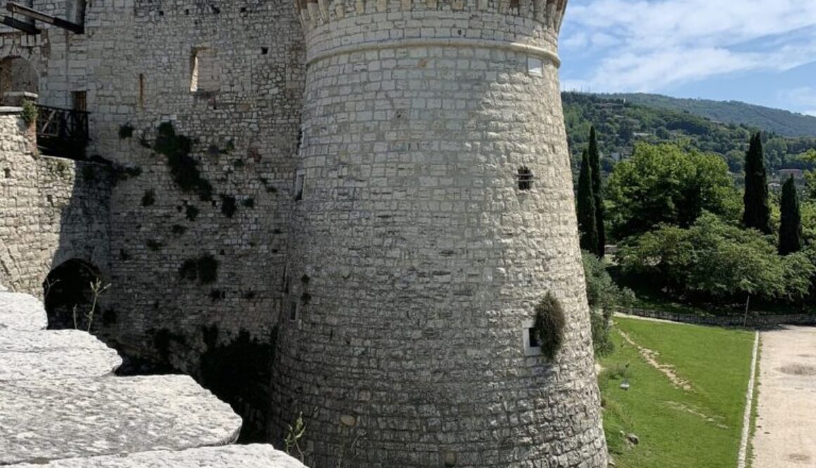 veduta di una torre del castello di Brescia