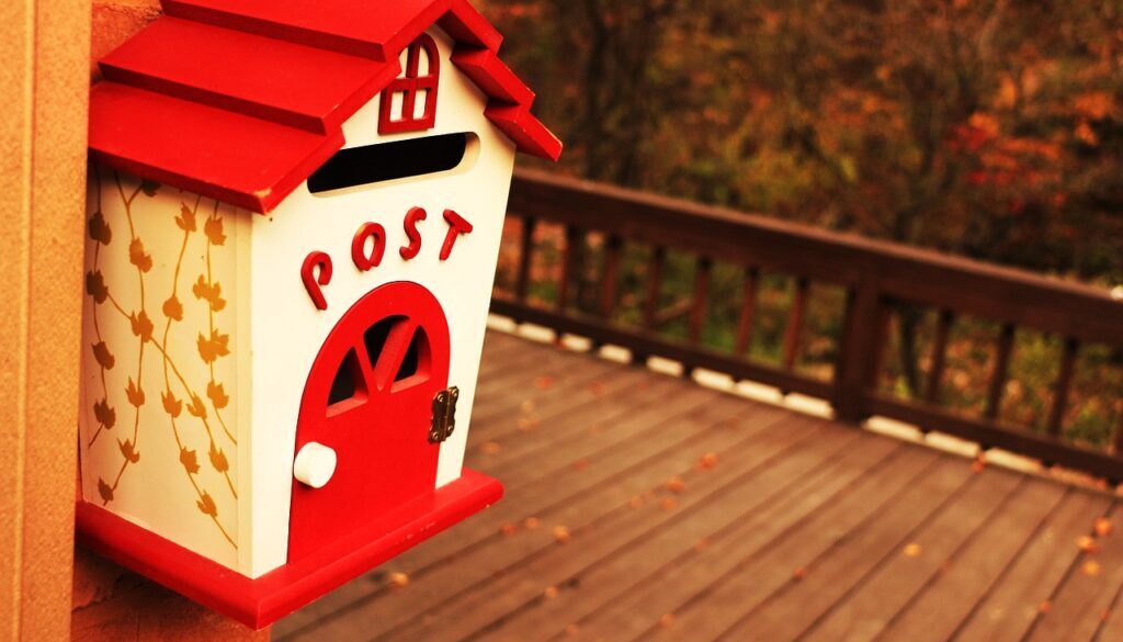 cassetta della posta a forma di casetta