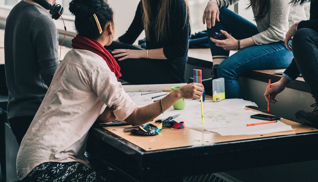 ragazzi in gruppo che parlano