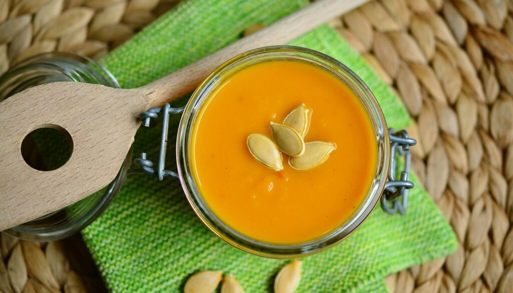 crema di zucca e tovagliolo verde brillante