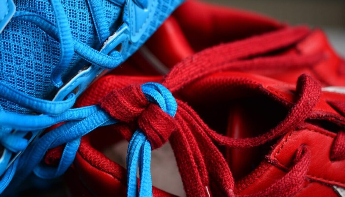 scarpe da ginnastica rosse allacciate a scarpe blu