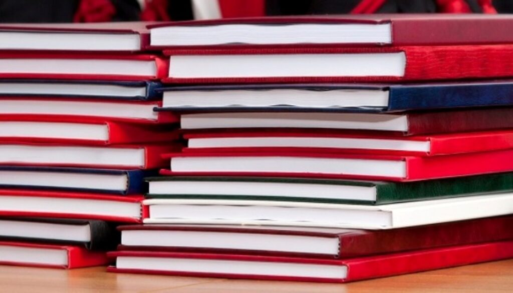 tesi di laurea impilate