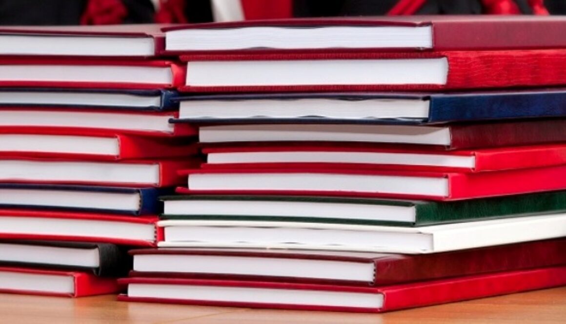 tesi di laurea impilate