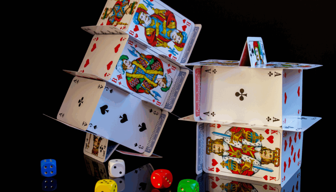 carte da gioco usate per castelli di carte e dadi