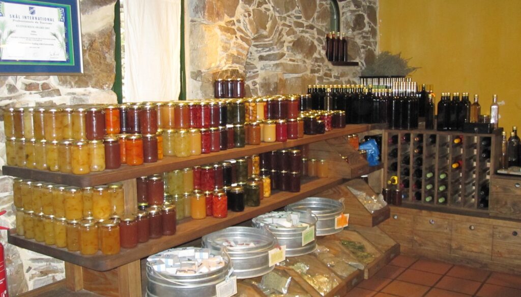 vasetti di conserve colorate e bottiglie di vino