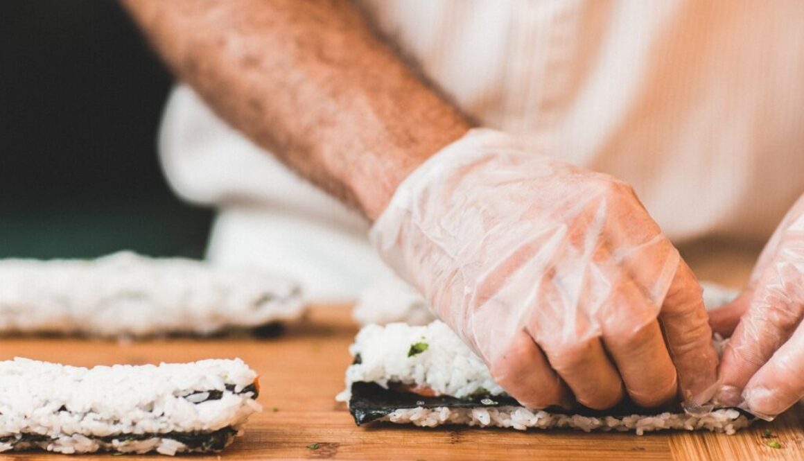 chef che maneggia pesce