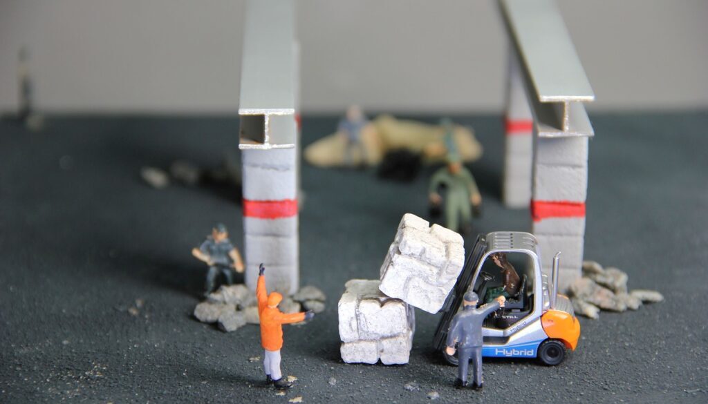 pupazzetti che spostano merce con muletto