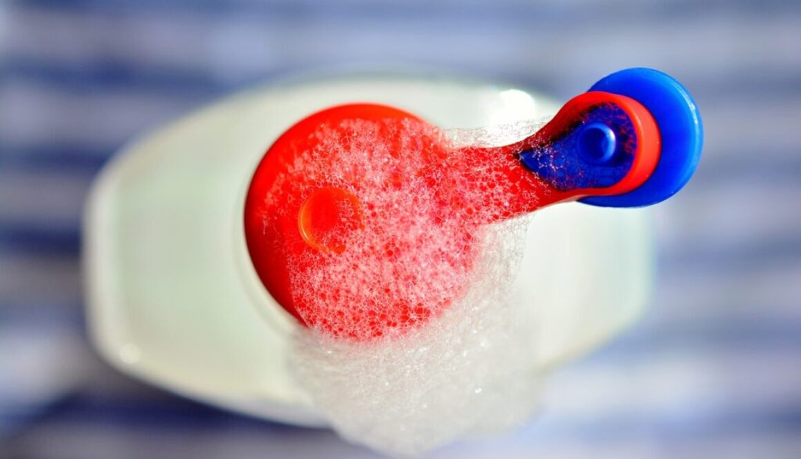 flacone di detersivo aperto visto dall'alto