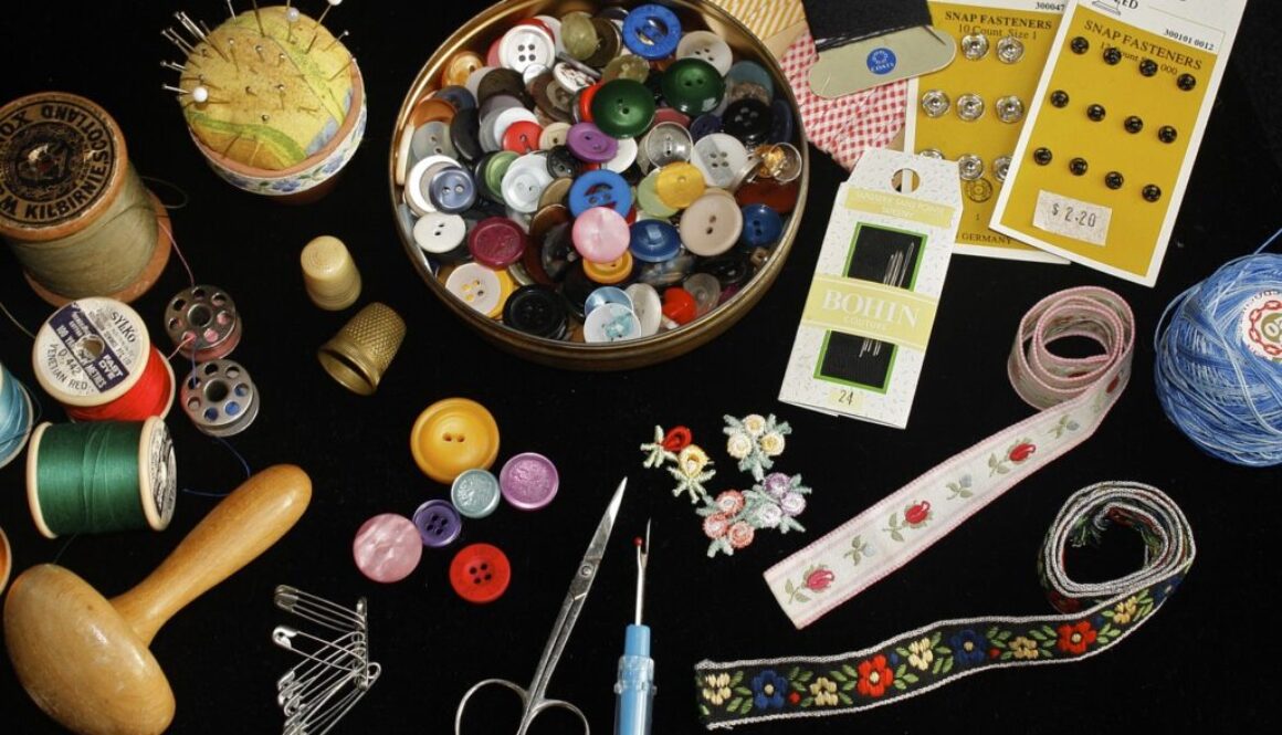 bottoni, rocchetti di filo, passamaneria, aghi