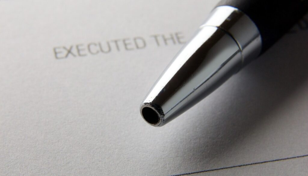 penna che firma un contratto di acquisto