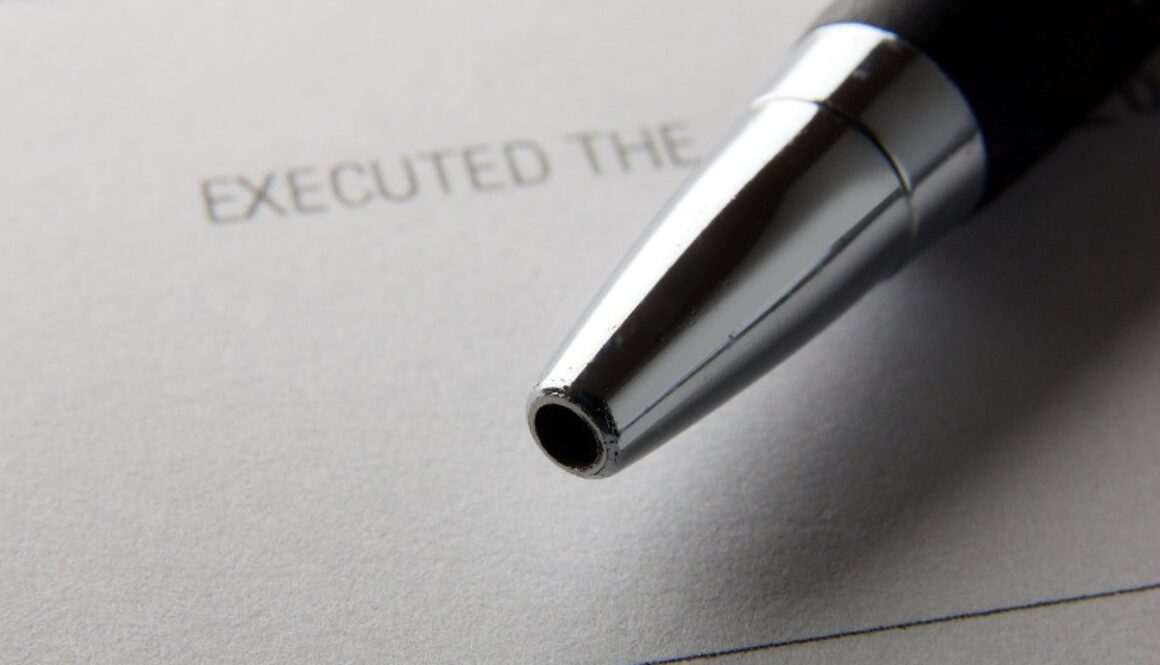 penna che firma un contratto di acquisto