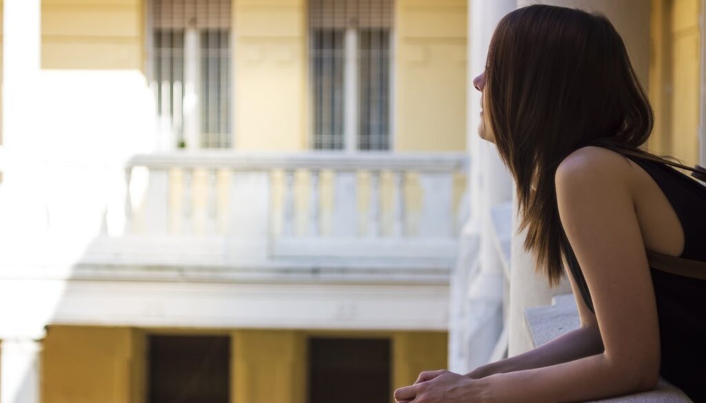 ragazza al balcone