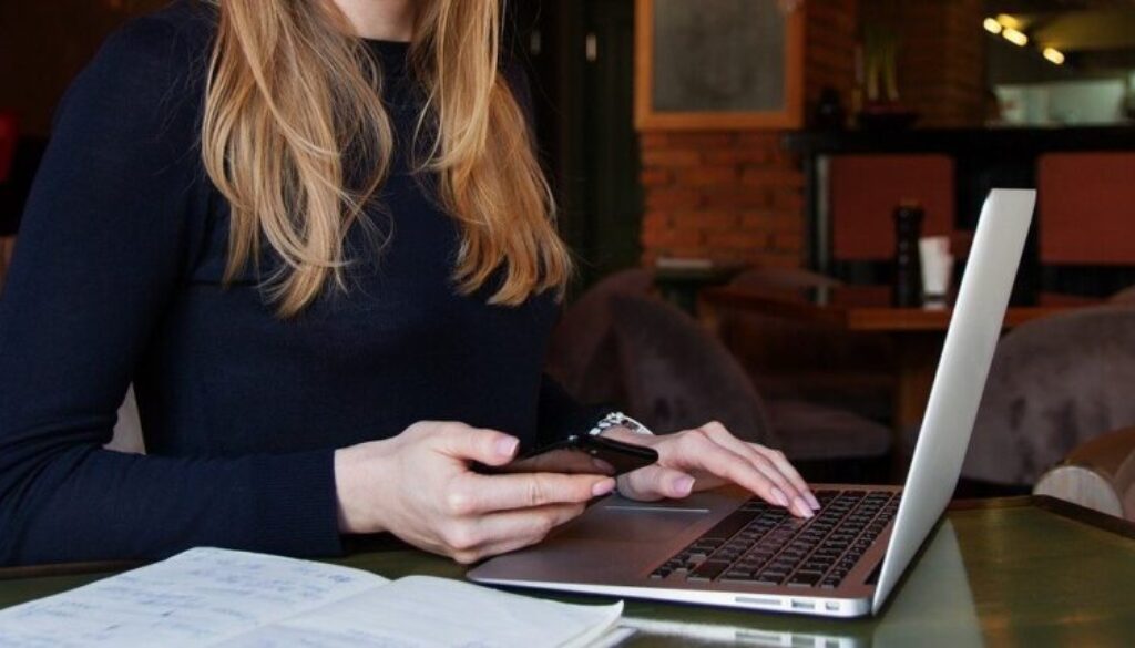 ragazza al computer in conferenza