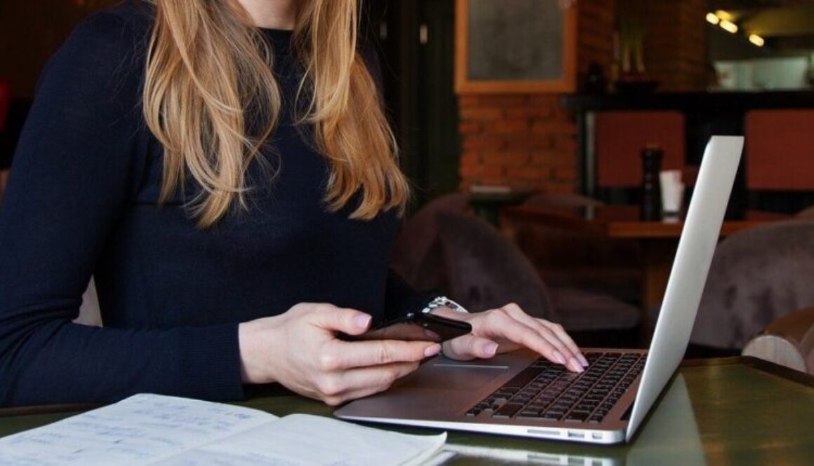ragazza al computer in conferenza