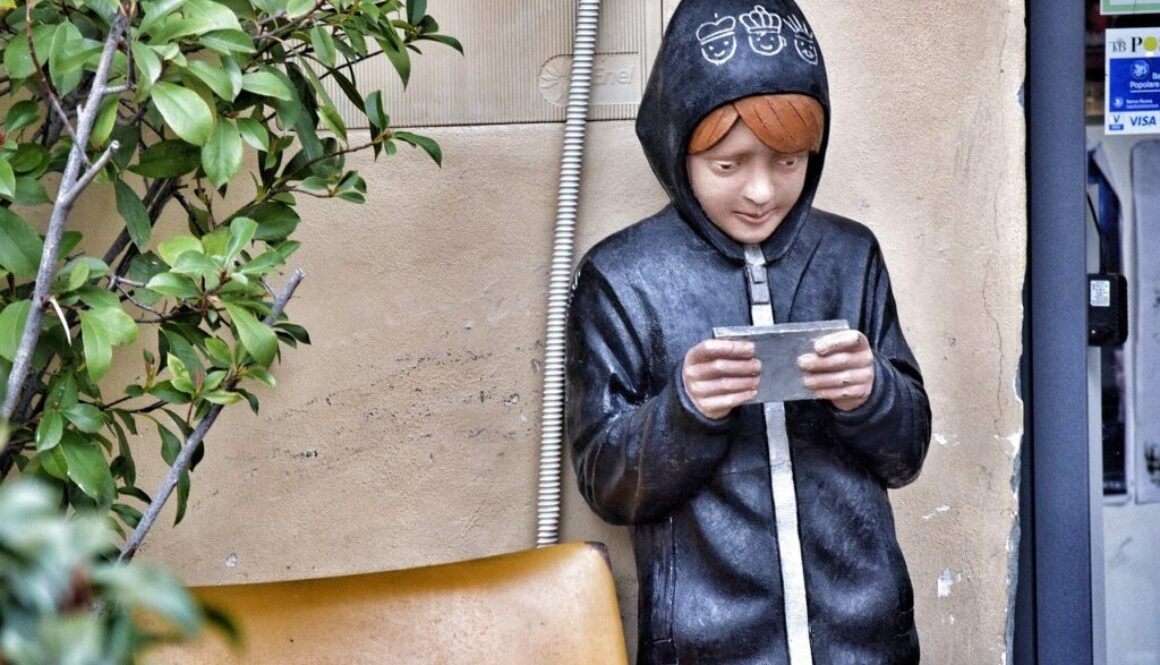 statua di bambino con smarphone