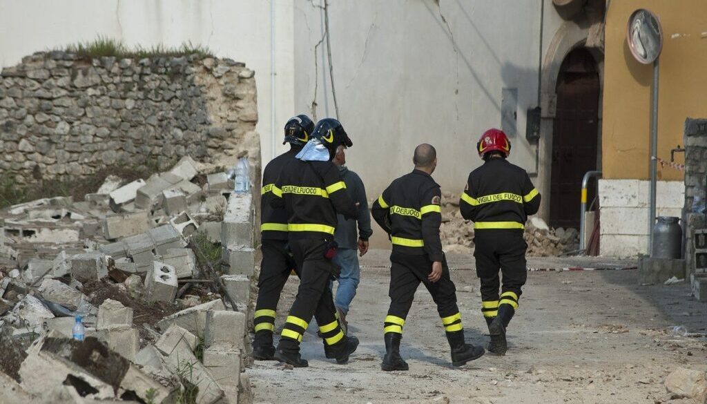 vigili del fuoco in zona terremotata