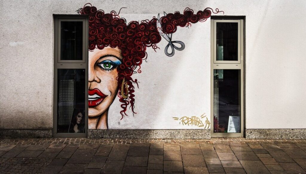 murale raffigurante una ragazza