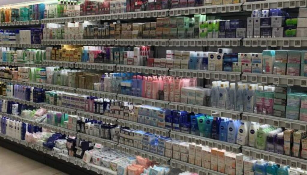 scaffali di parafarmacia