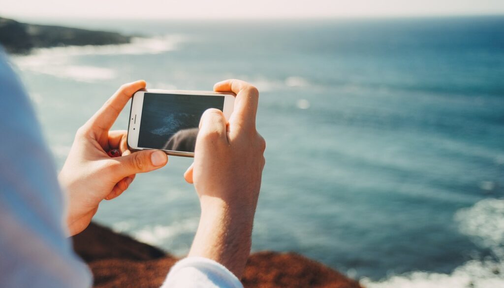 smartphone che fotografa mare