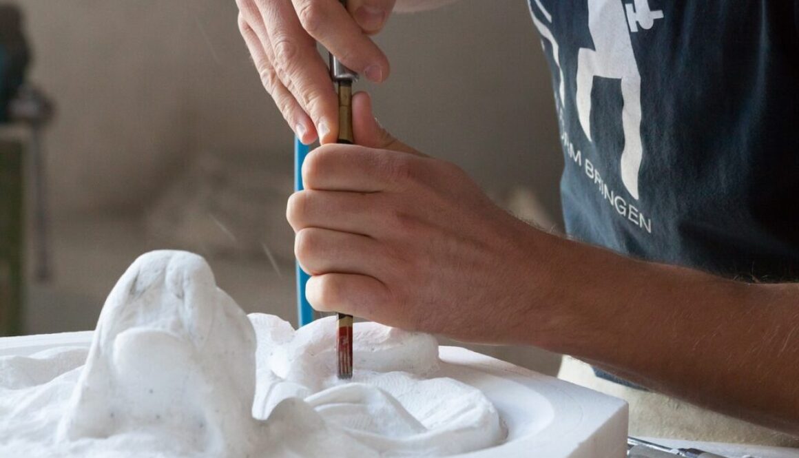 mani di scultore all'opera