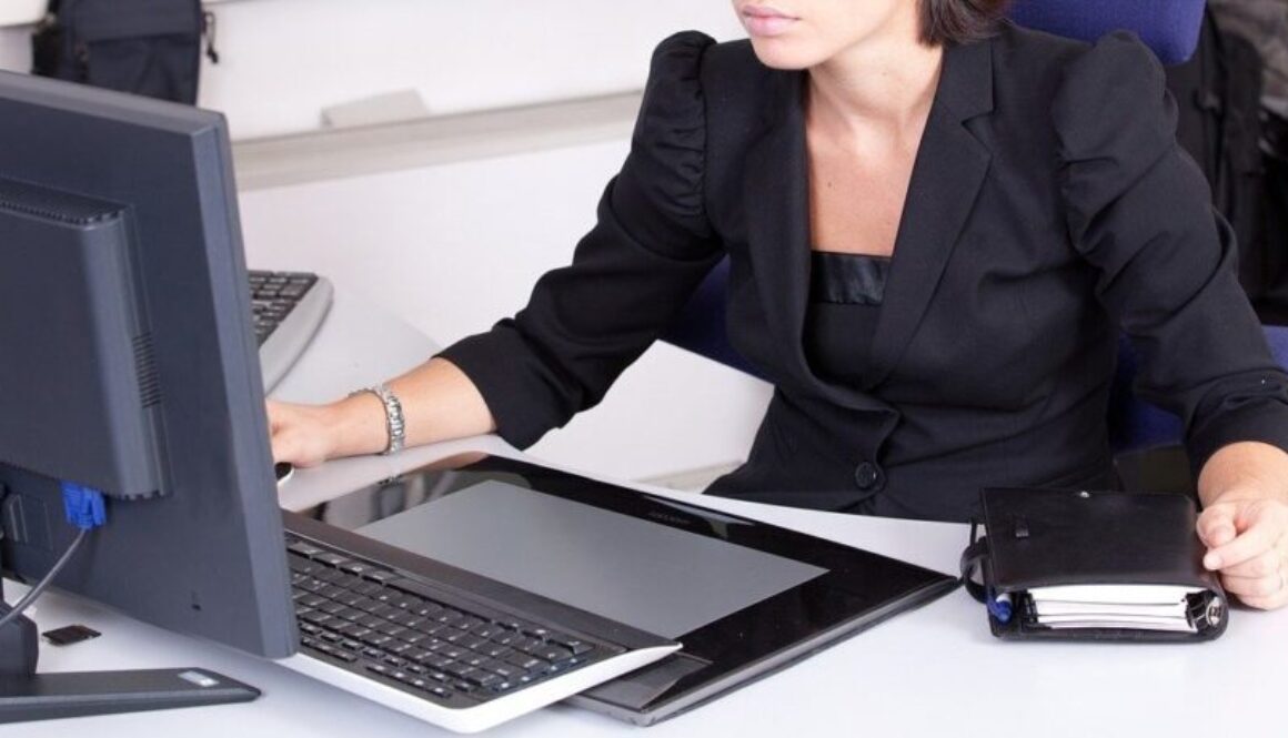 segretaria alla scrivania