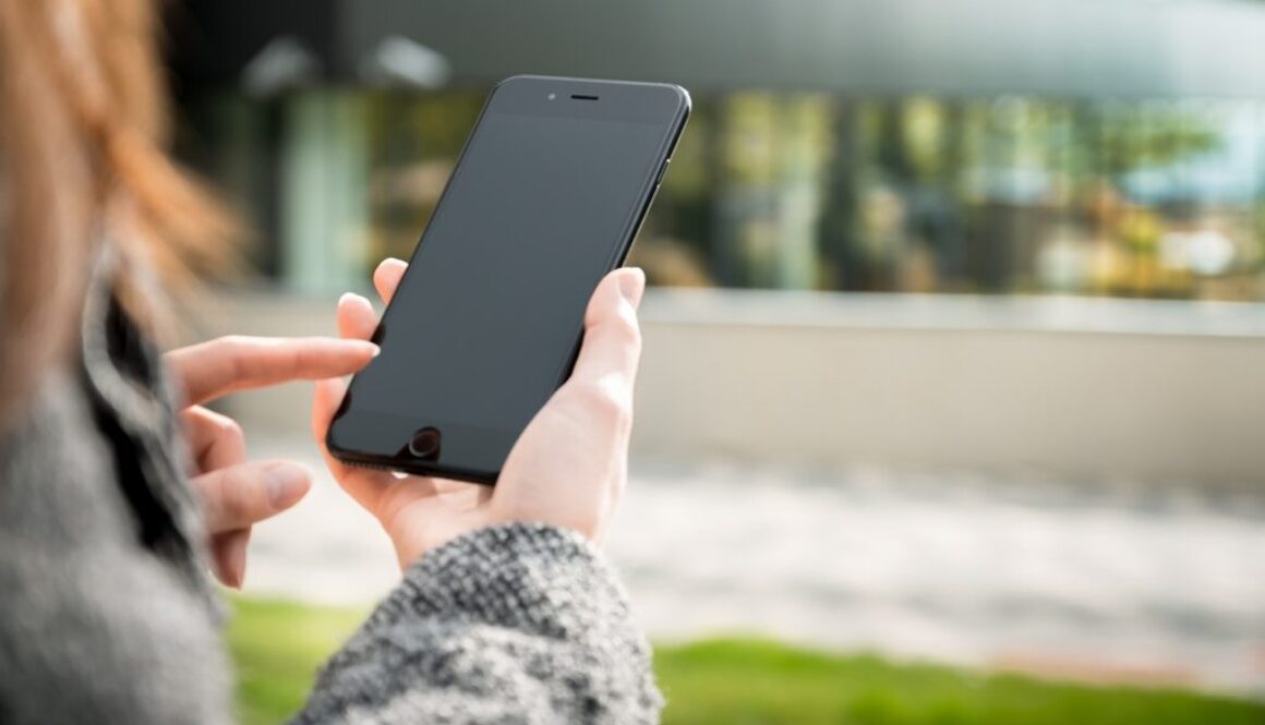 ragazza con smartphone