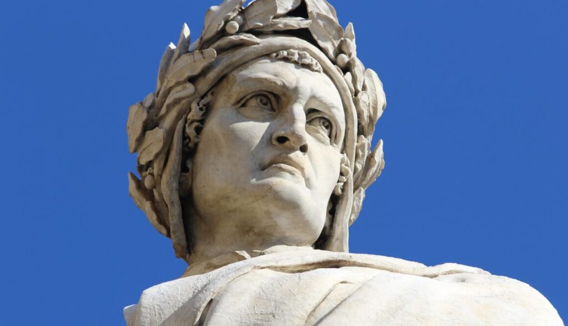 primo piano della statua di dante alighieri