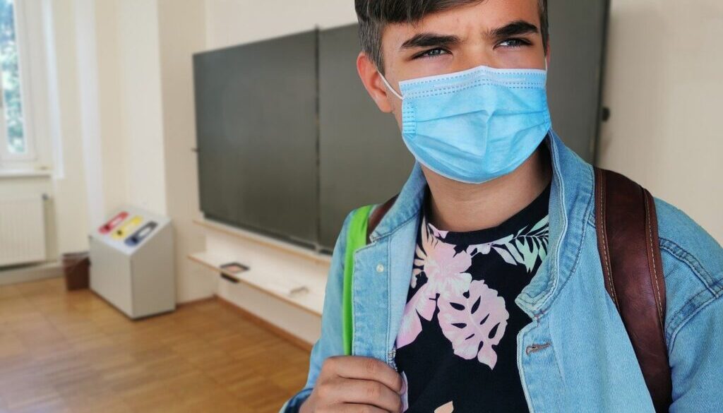 studente in classe con mascherina